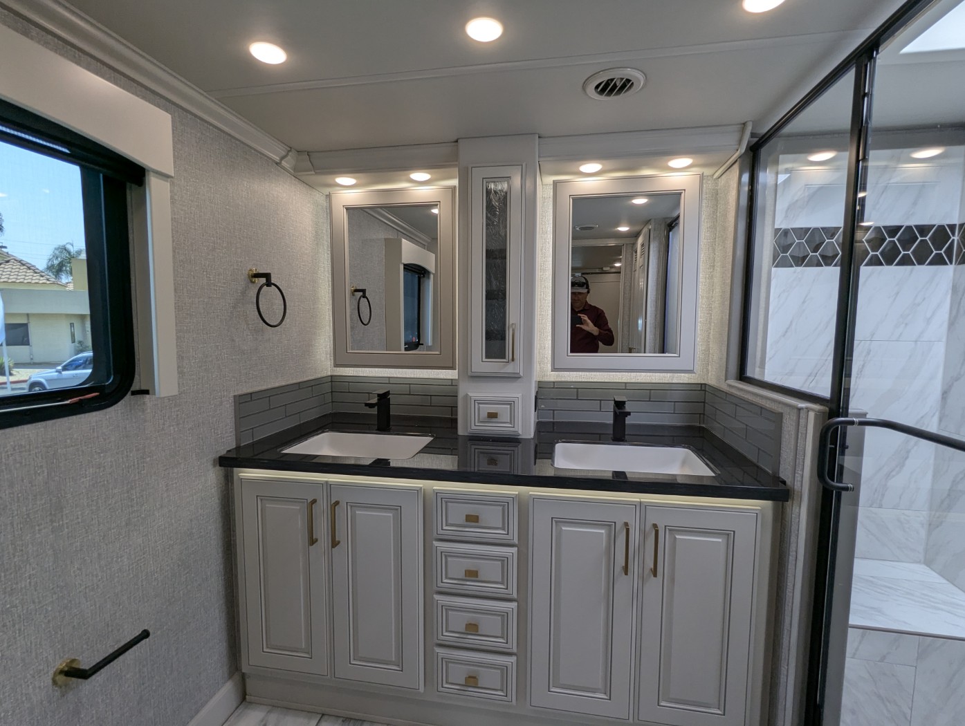 2026 Fleetwood Discovery LXE 40M - Image 34