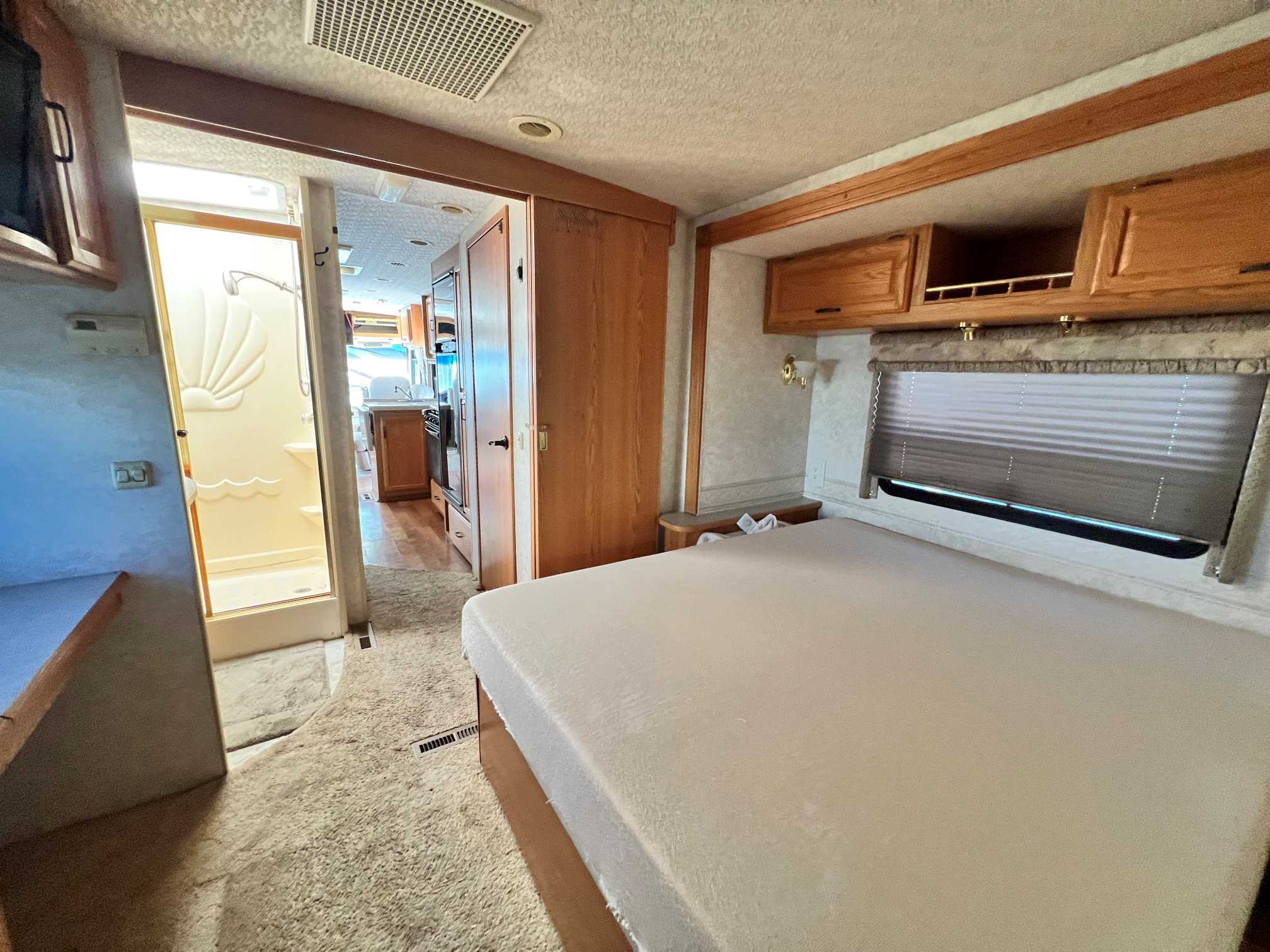 2004 Winnebago Brave 32V - Image 23