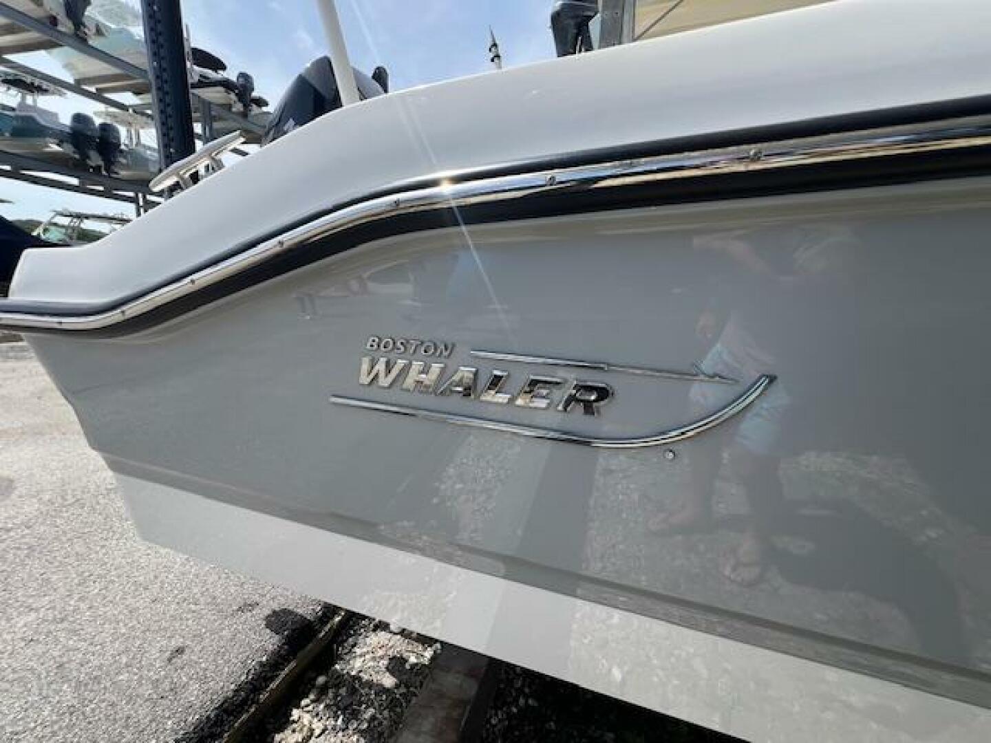 2023 Boston Whaler 250 DAUNTLESS Base - Image 24