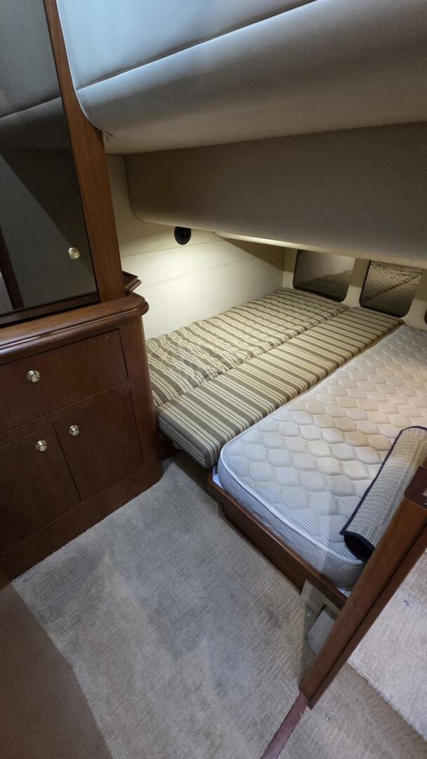 2000 Cruisers Yachts 4450 Express Motor Yacht - Image 46