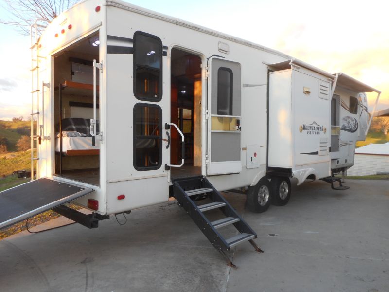 2013 Keystone Montana Mountaineer 357THT - Image 4