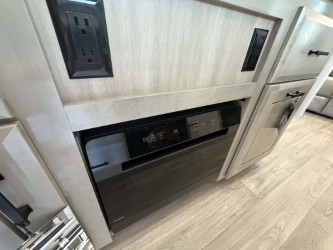 2027 JAYCO PINNACLE 32RLTS - Image 17