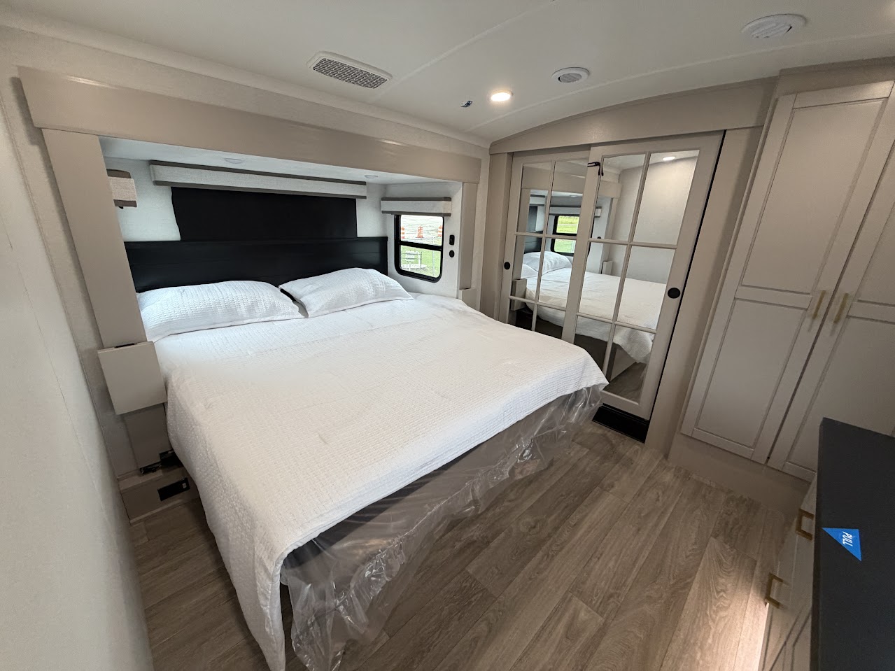 2027 JAYCO NORTH POINT 375TBDB - Image 58