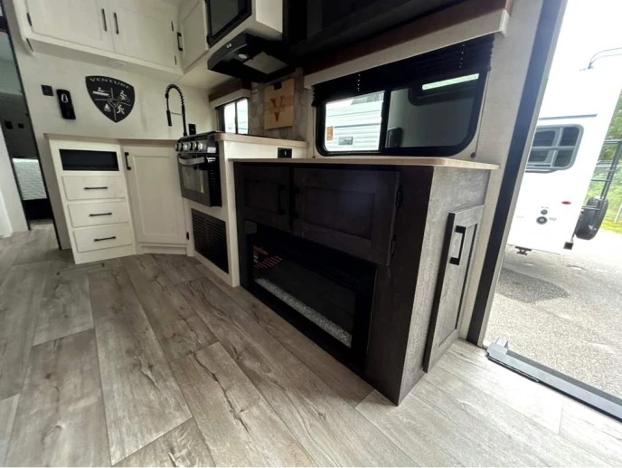 2027 VENTURE RV SIENNA 241VRD - Image 14