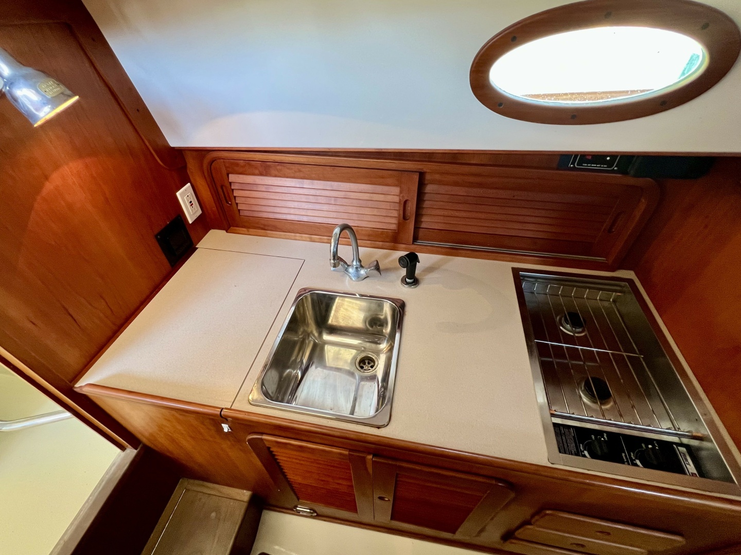 1995 Hinckley Picnic Boat 36 Classic - Image 10