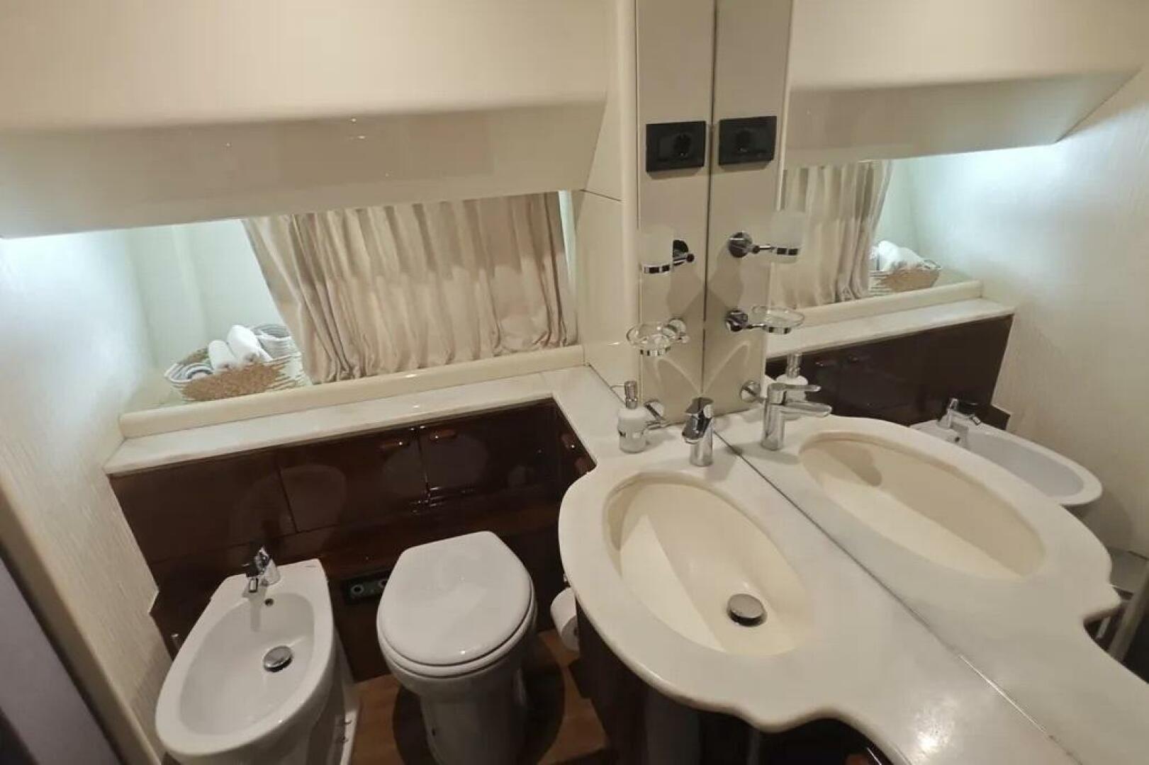 2002 Ferretti Yachts 720 - Image 28