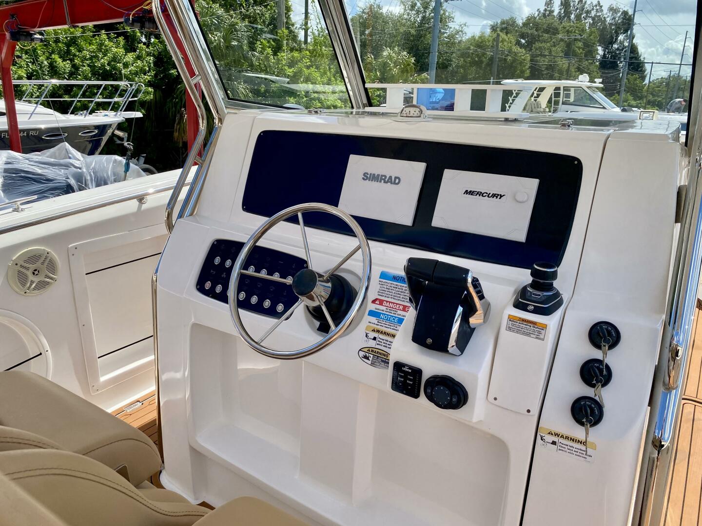 2023 Fishing Raptor 390 Solarium - Image 10