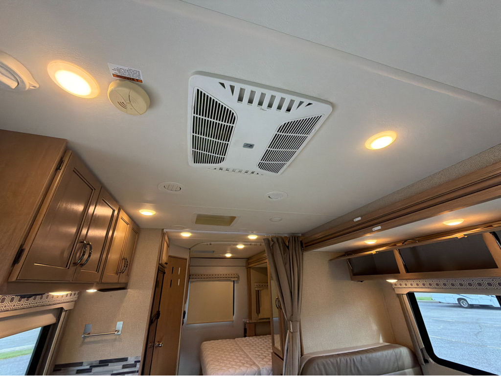 2019 Thor Motor Coach FOUR WINDS 24WS - Image 34