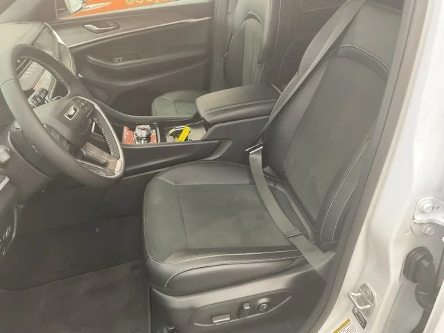 2026 Jeep Grand-Cherokee-L Laredo Altitude 4x4 - Image 17