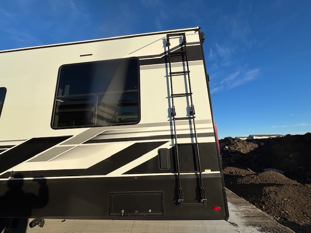 2026 Grand Design Momentum G-Class 415G - Image 9