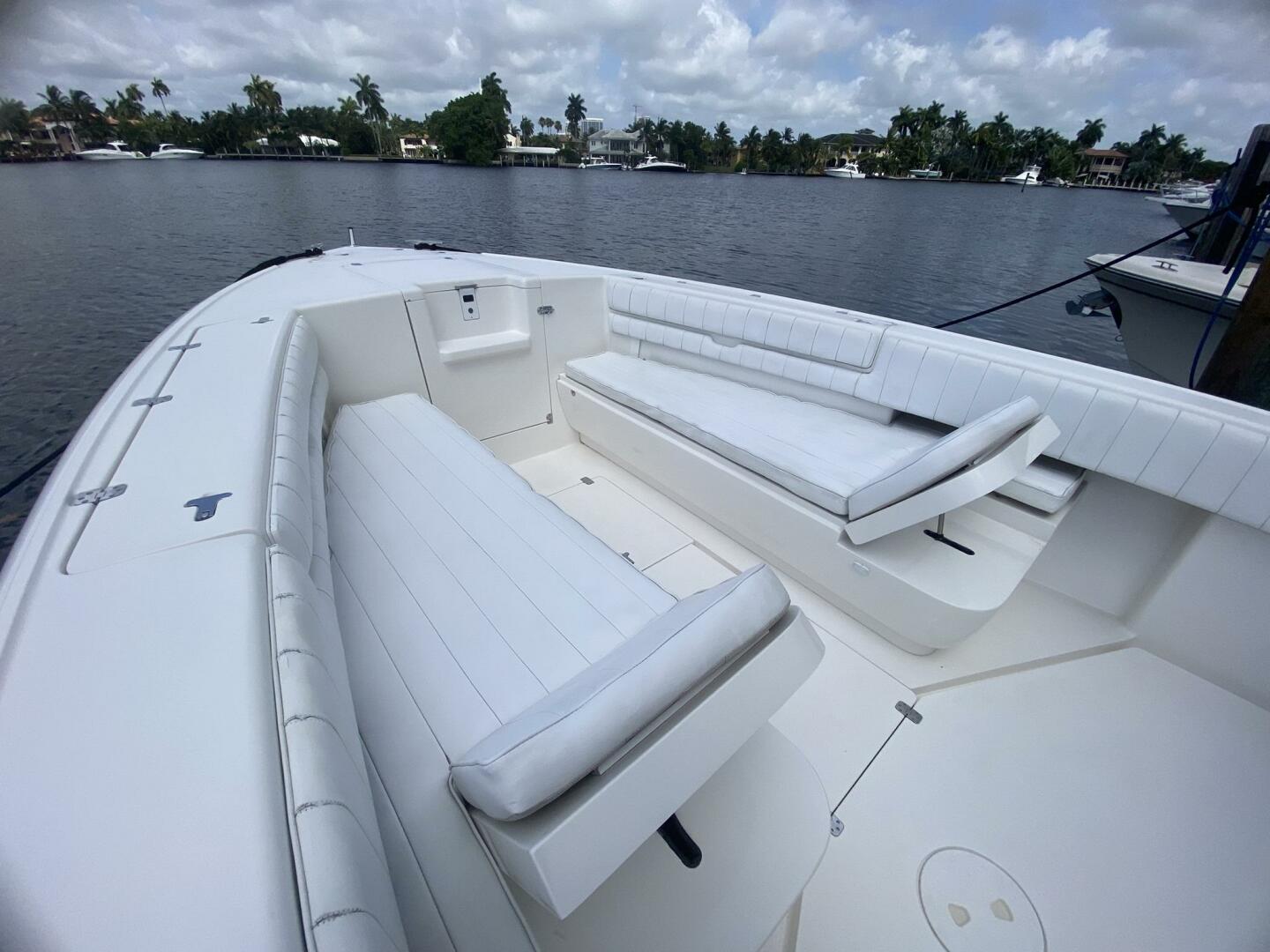 2006 Intrepid 370 - Image 21