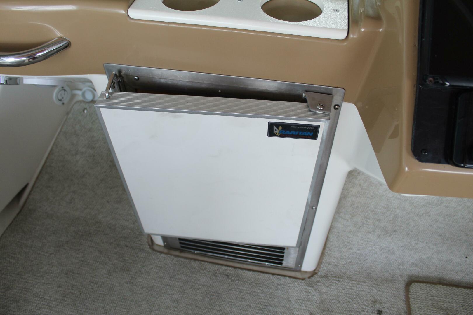2004 Carver 360 Mariner - Image 25