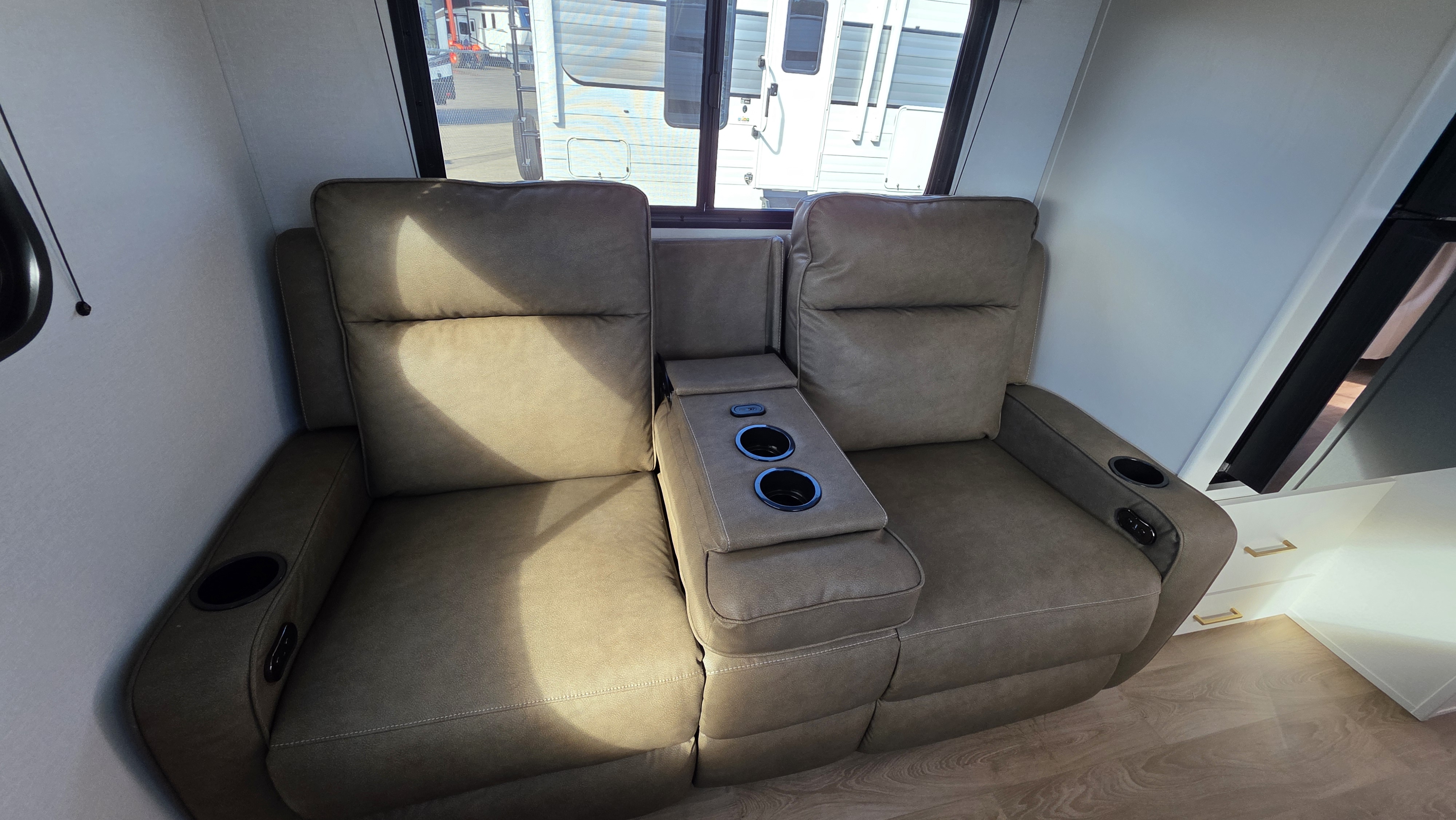 2027 GRAND DESIGN TRANSCEND 21RLX - Image 12