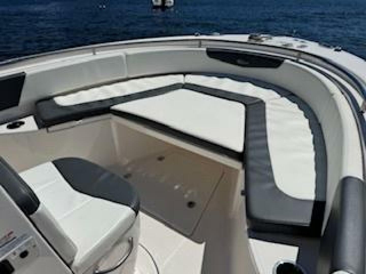 2022 Robalo R242 Center Console Base - Image 7
