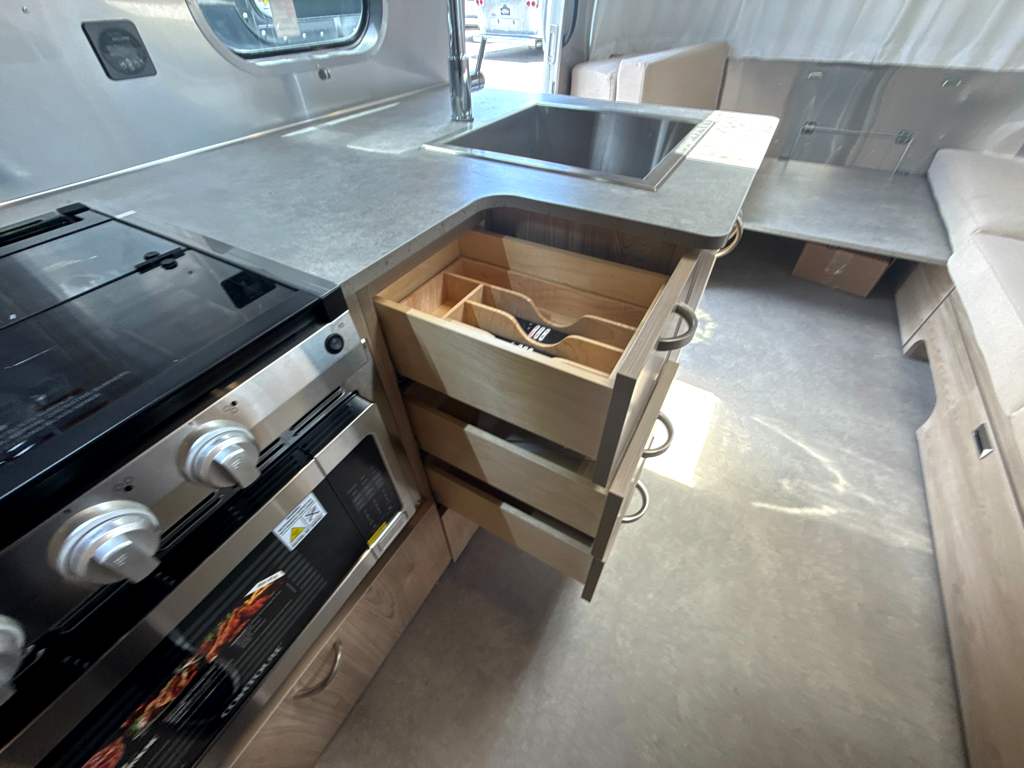 2027 AIRSTREAM FLYING CLOUD 25FBT - Image 21