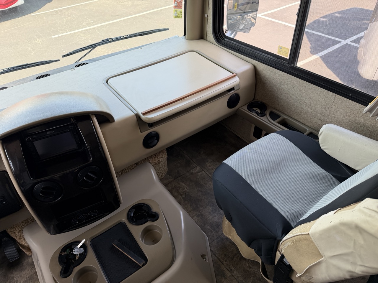2014 Thor Motor Coach Challenger 37GT - Image 5