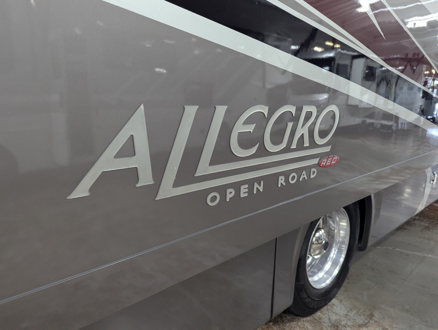2016 Tiffin Allegro Red 38 QBA - Image 5