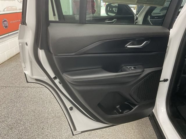 2025 Jeep Grand Cherokee Laredo X 4X4 - Image 29