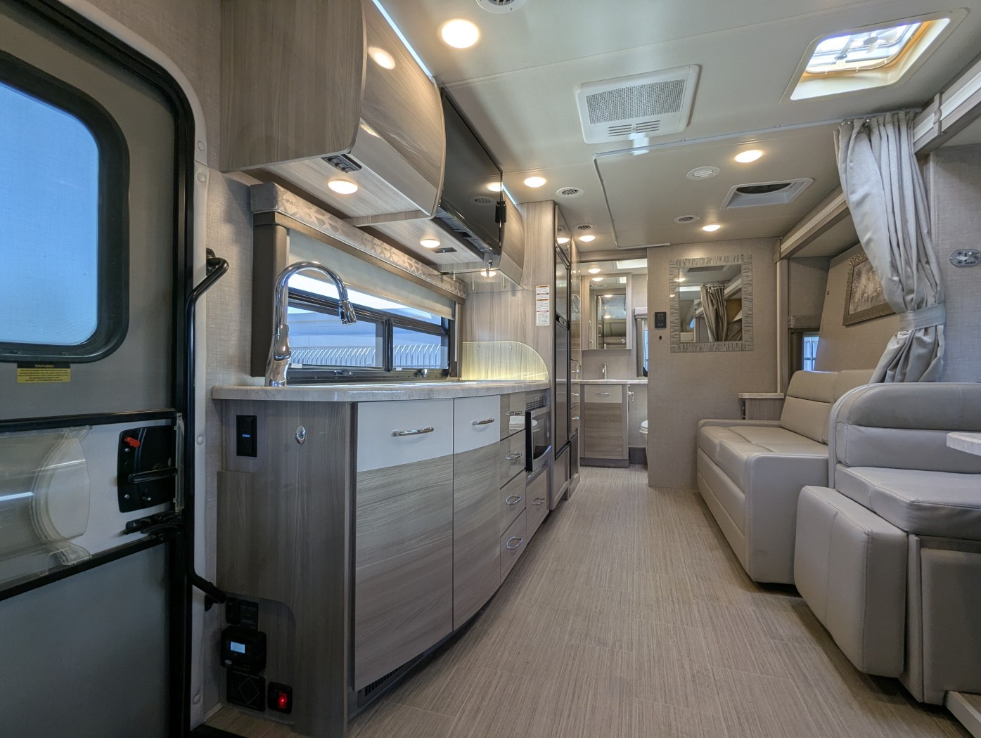 2022 Thor Motor Coach Delano Sprinter 24FB - Image 12