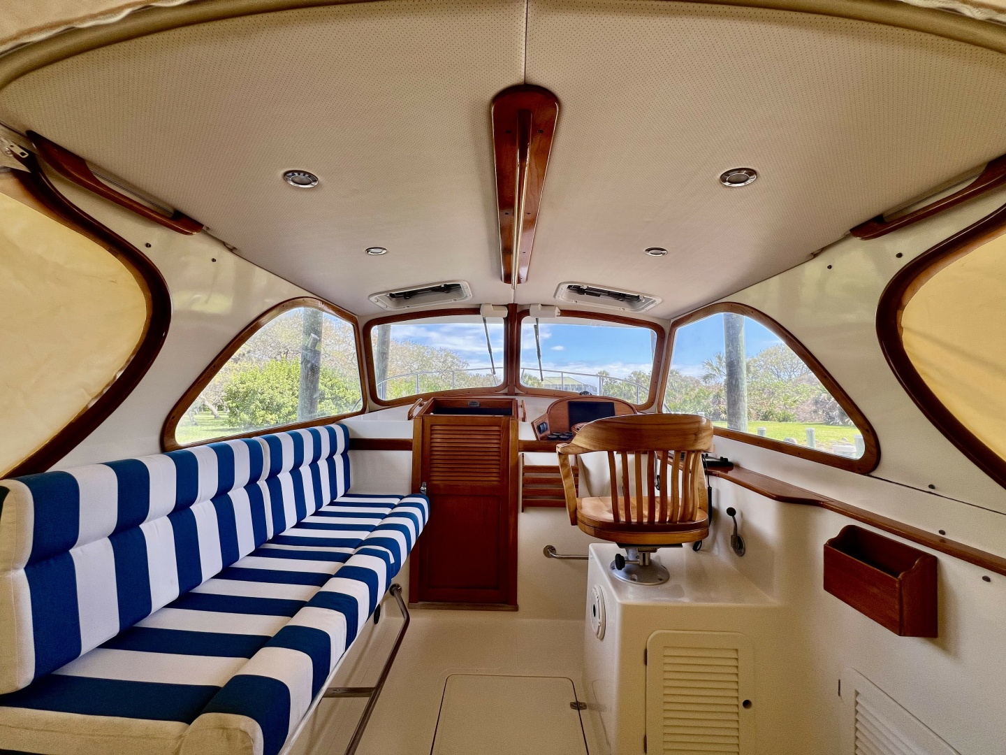 1995 Hinckley Picnic Boat 36 Classic - Image 17