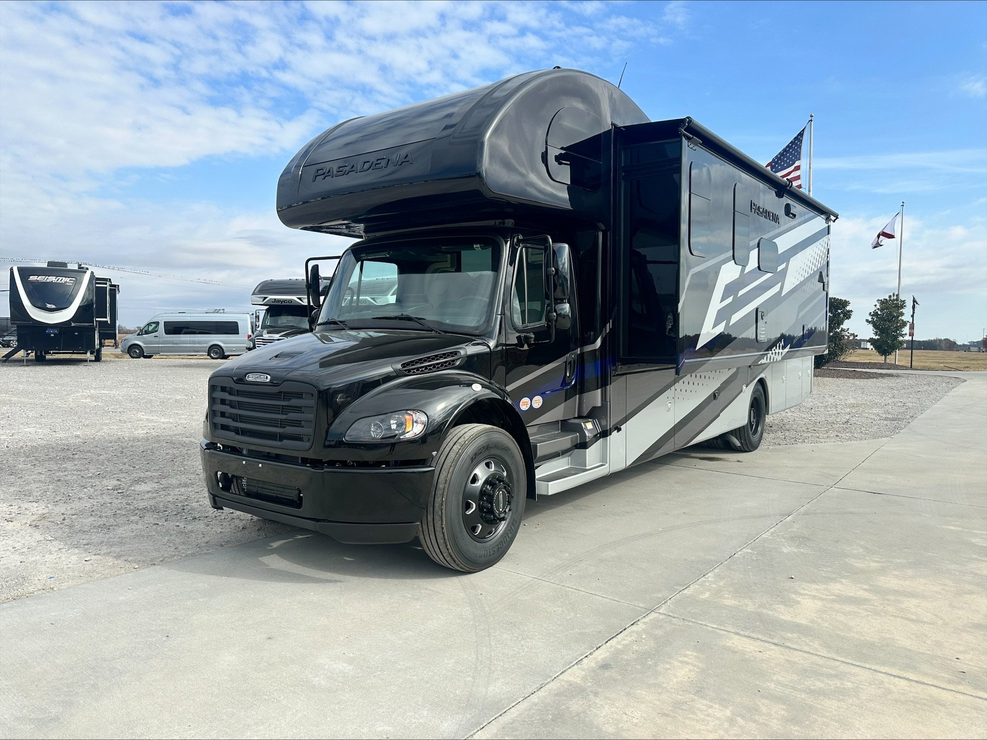 2026 THOR MOTOR COACH PASADENA 34XG - Image 3