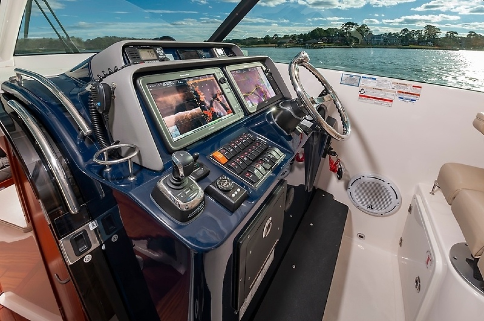 2015 PURSUIT 385 OS Base - Image 21