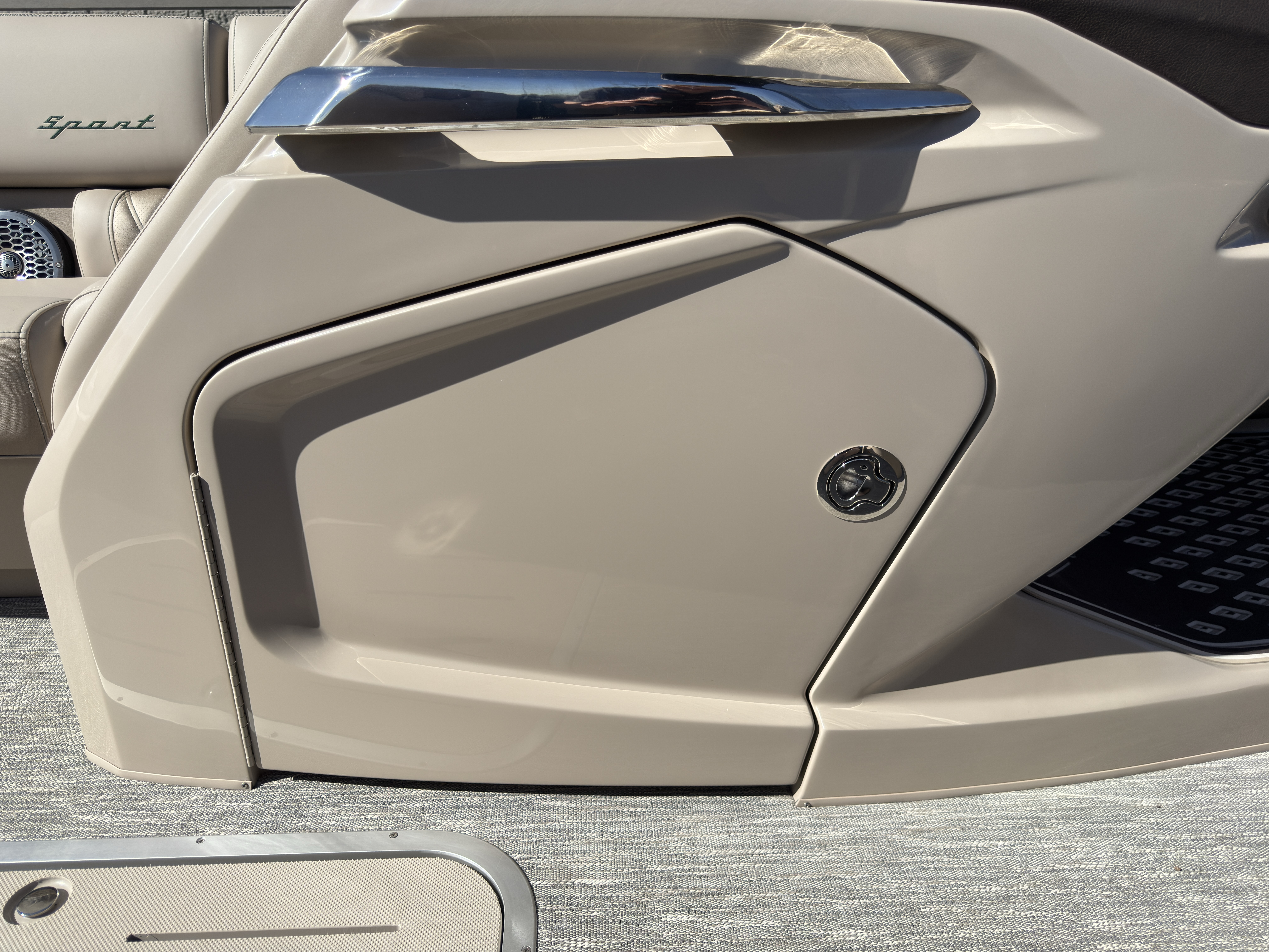 2026 Bennington 25QXSBA 425HP V10 Tritoon Pontoon - Image 58