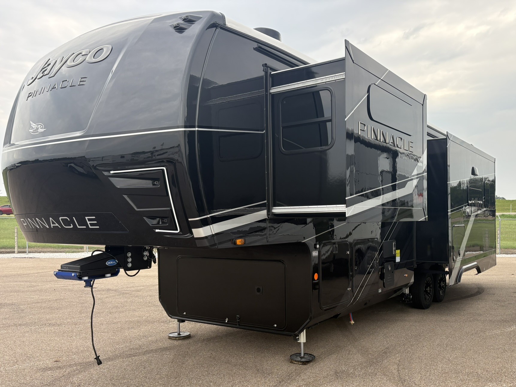 2027 JAYCO PINNACLE 32RLTS - Image 3