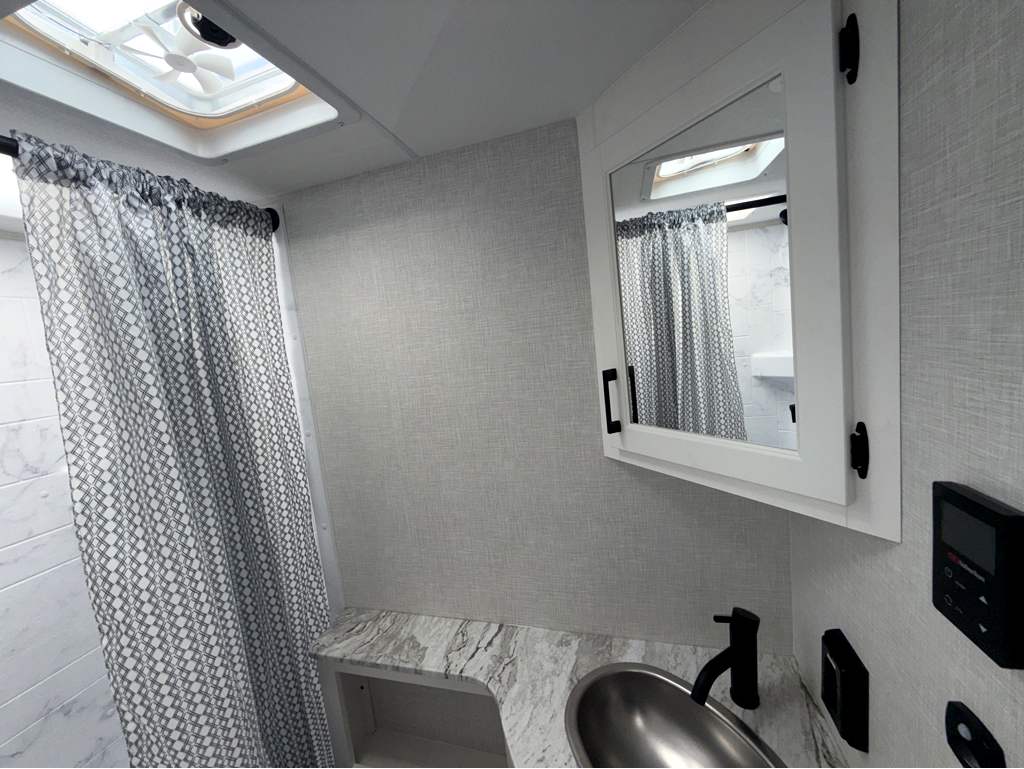 2026 VENTURE RV STRATUS 302VBH - Image 24