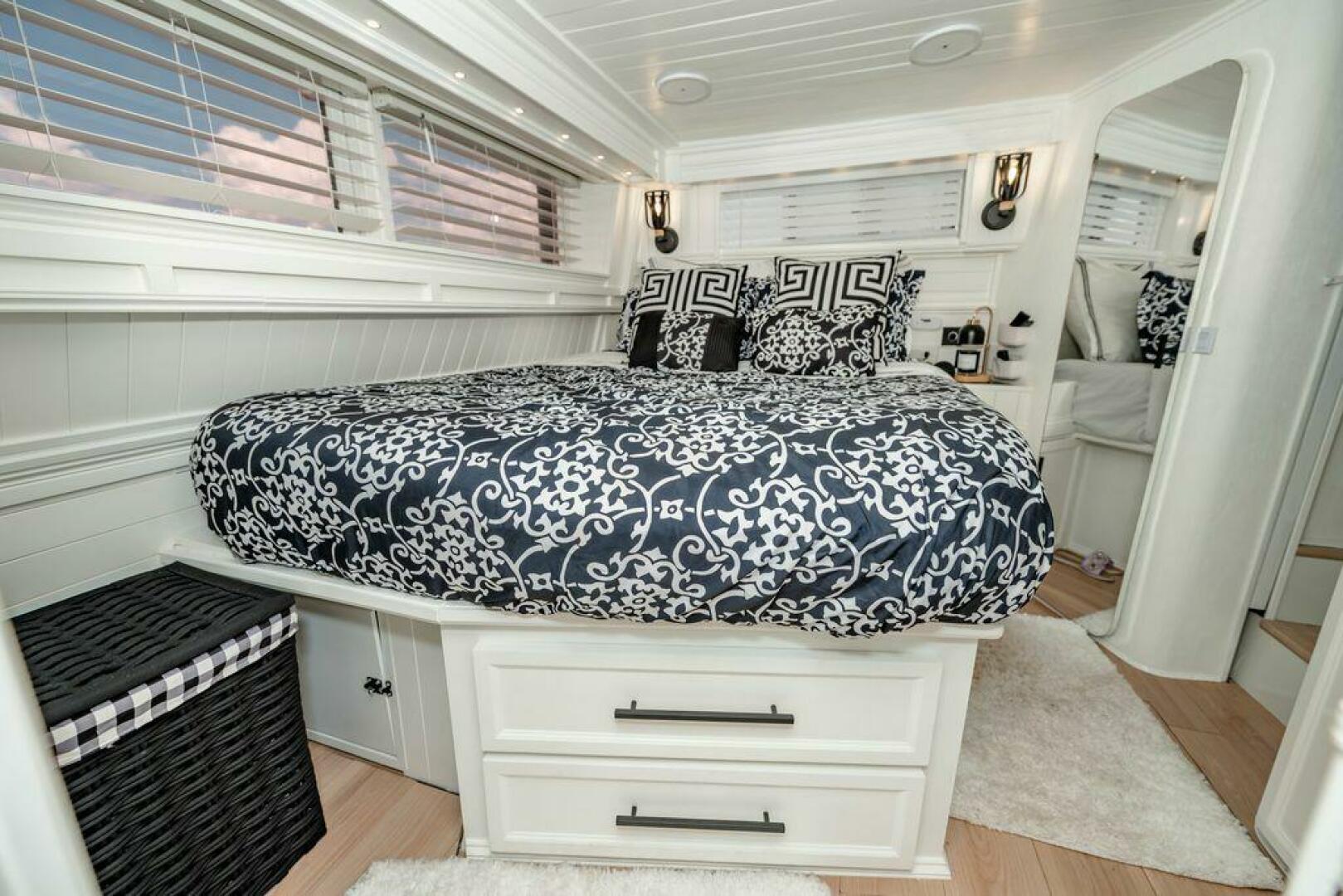 1991 Cruisers Yachts 3850 Aft Cabin - Image 28