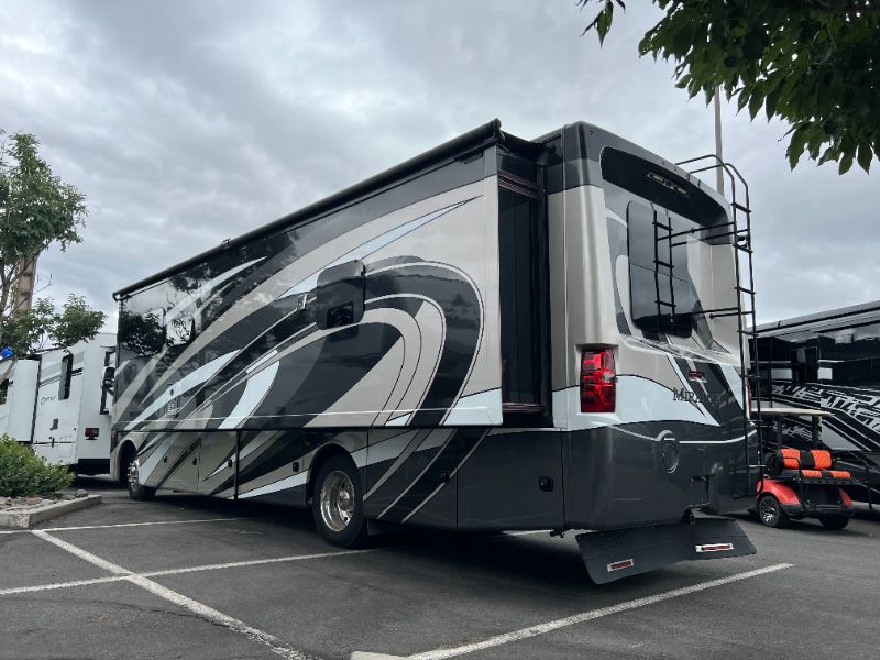 2020 Thor Motor Coach Miramar 32.2 - Image 2