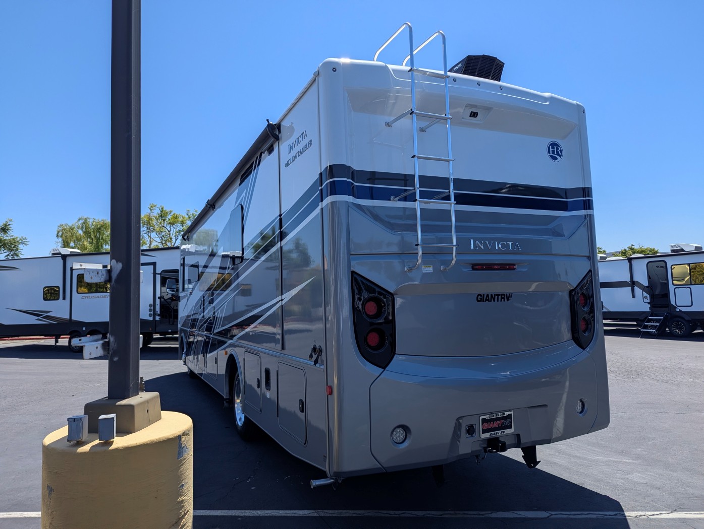 2026 Holiday Rambler Invicta 33HB - Image 4