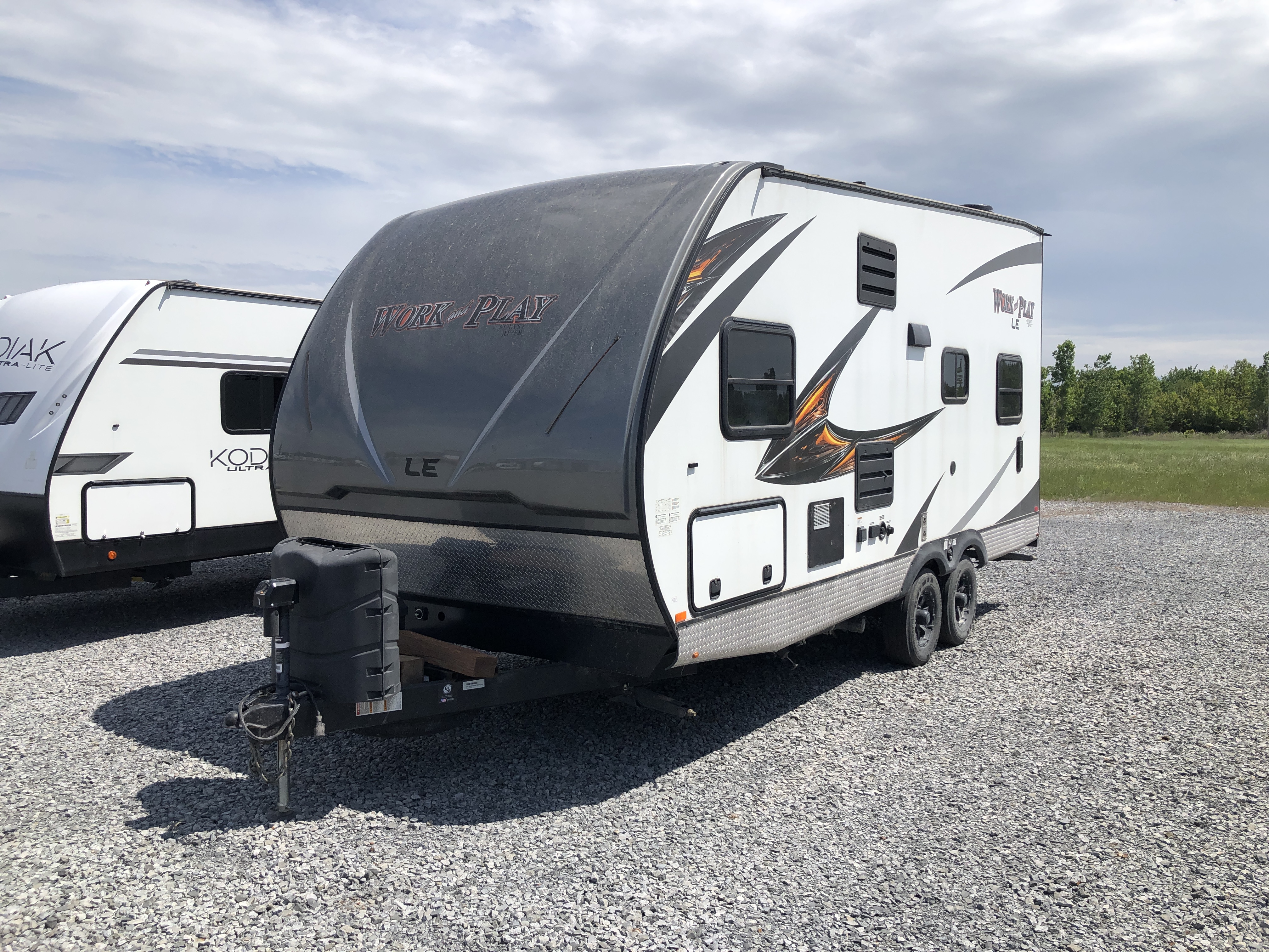 2019 WORK AND PLAY LE TOY HAULER 19WLE - Image 3