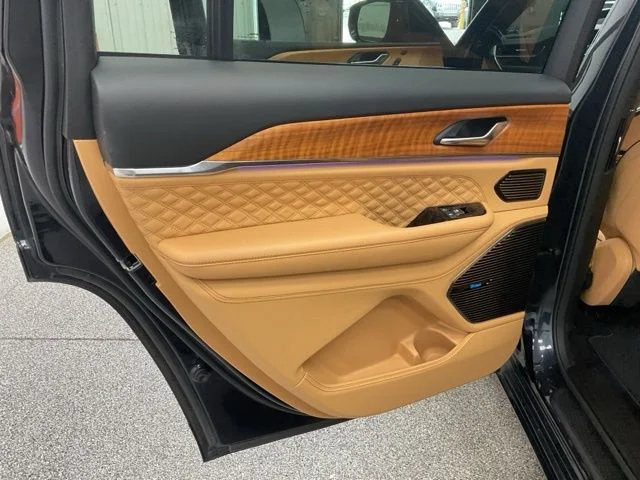 2024 Jeep Grand-Cherokee-L Laredo Altitude 4x4 - Image 21