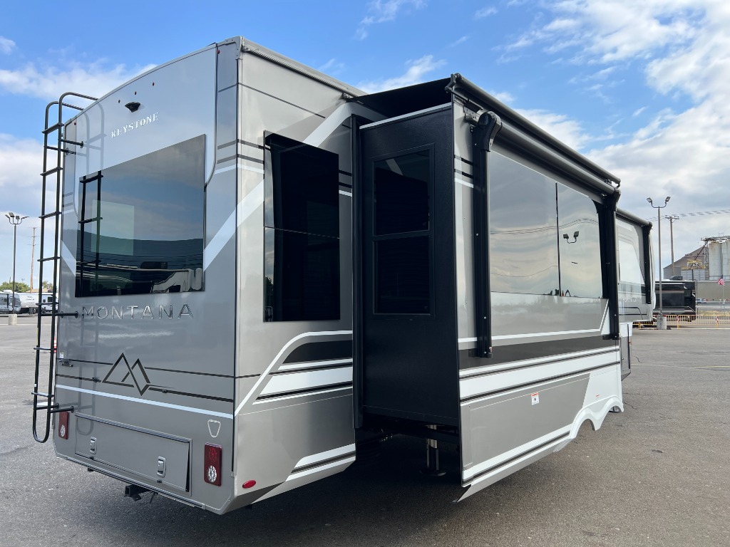 2027 Montana 3100RL - Image 3