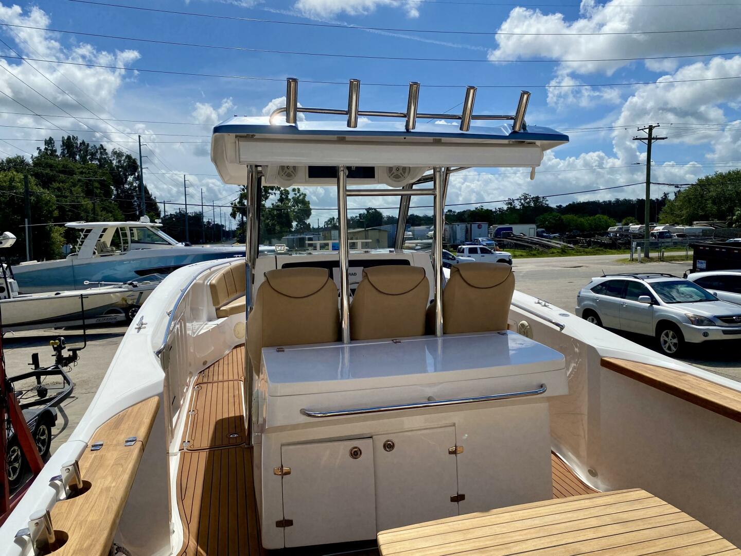 2023 Fishing Raptor 390 Solarium - Image 6