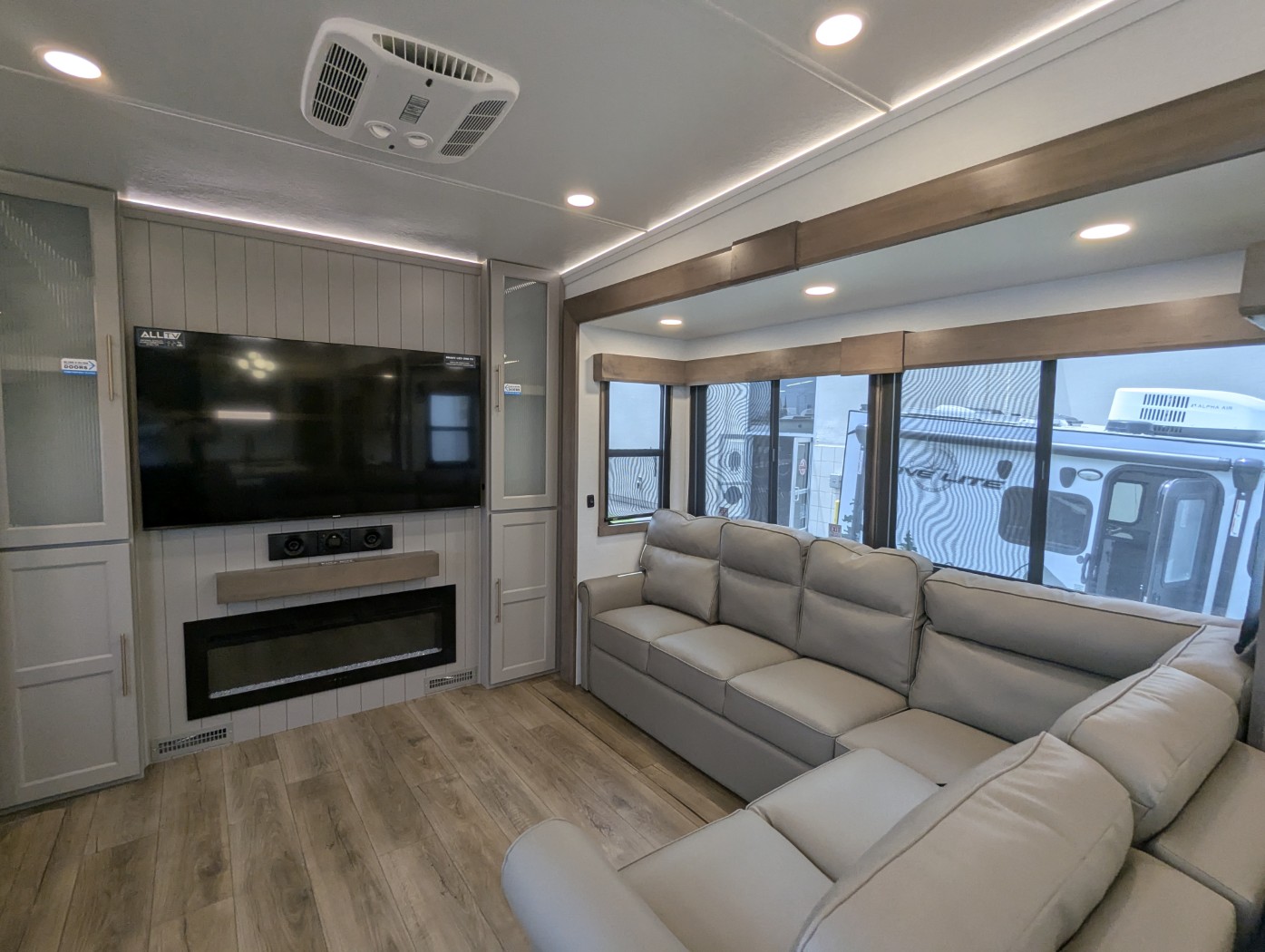 2025 Alliance RV Paradigm 375RD - Image 29