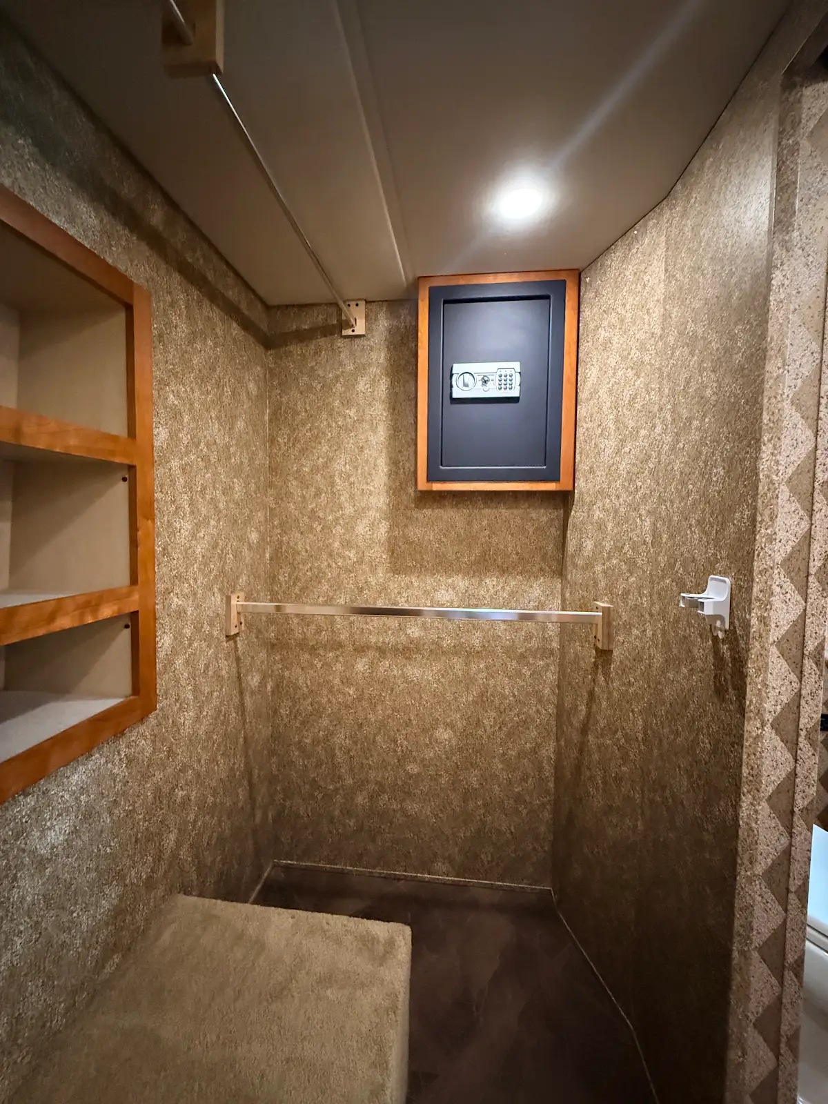 2014 NEWMAR DUTCHSTAR 4364 - Image 23
