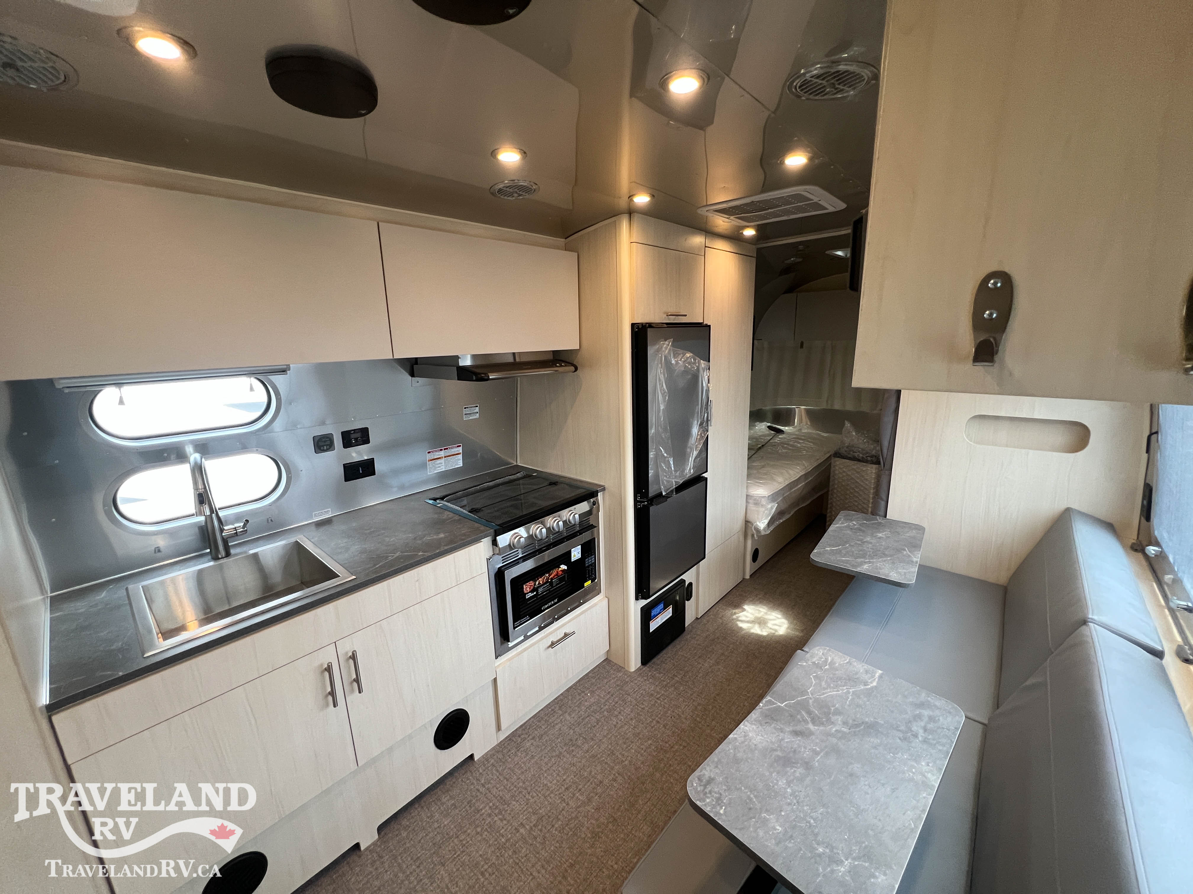 2026 Airstream Flying Cloud 23FBT - Image 3