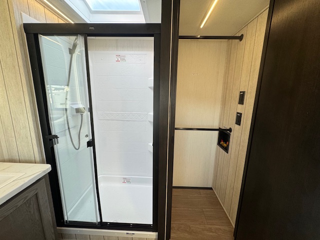 2026 CHEROKEE ARCTIC WOLF 3950 SUITE - Image 36