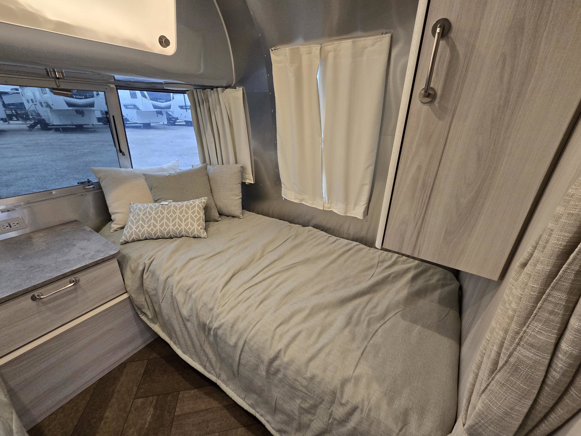 2026 Airstream International 25FB - Image 26