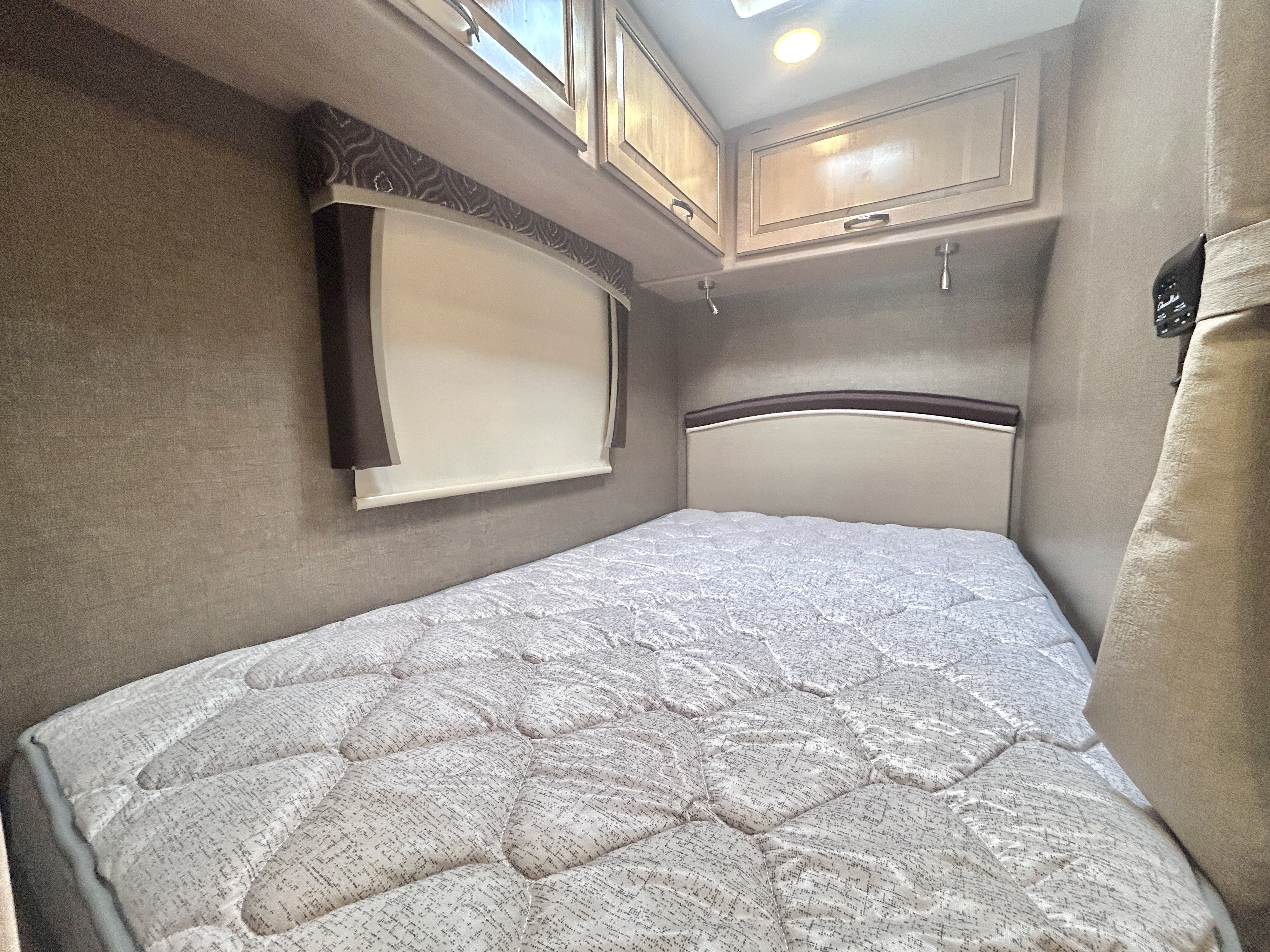 2018 Thor Motor Coach Chateau Sprinter 24WS - Image 10