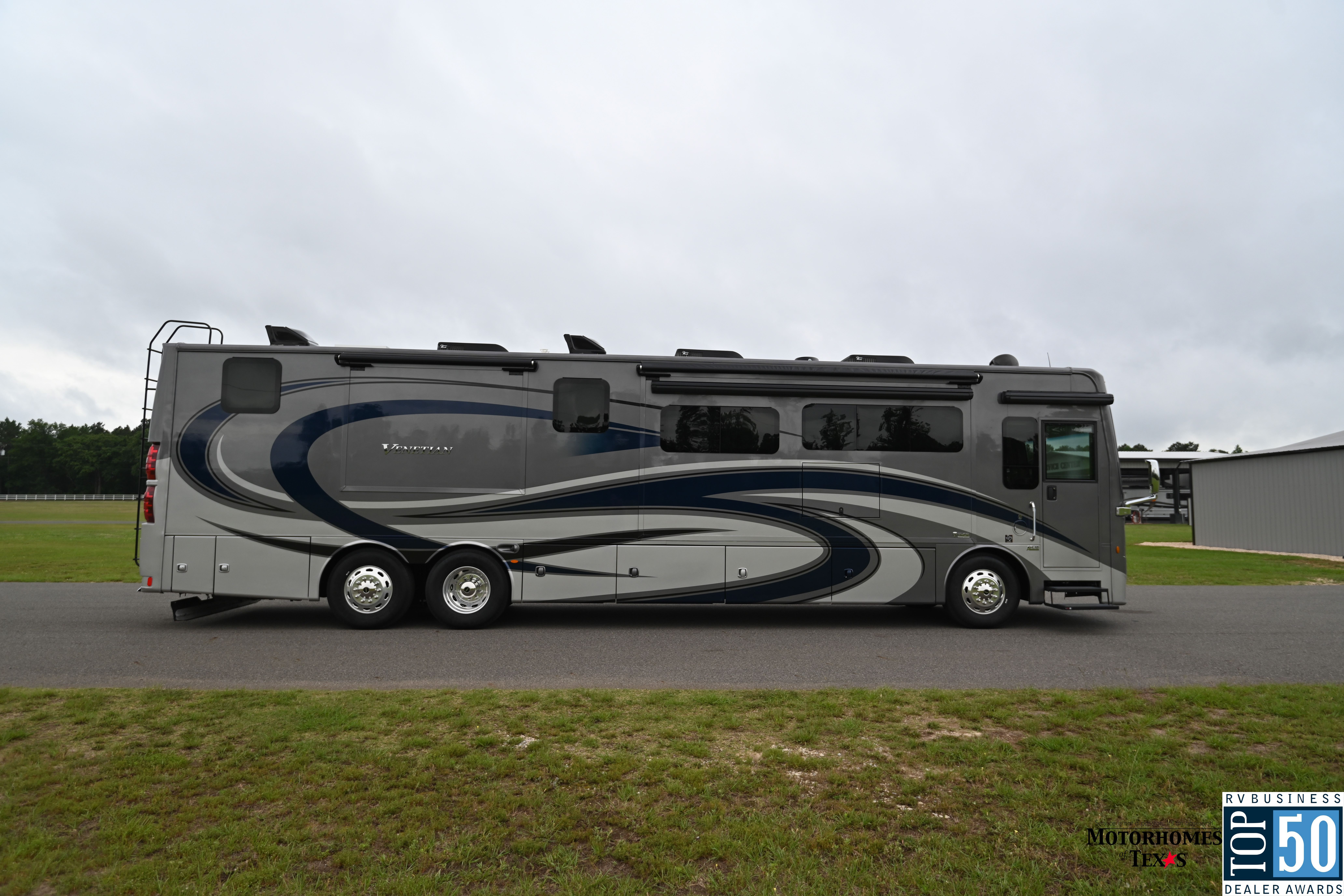 2022 Thor Motor Coach Venetian F42 - exterior 5