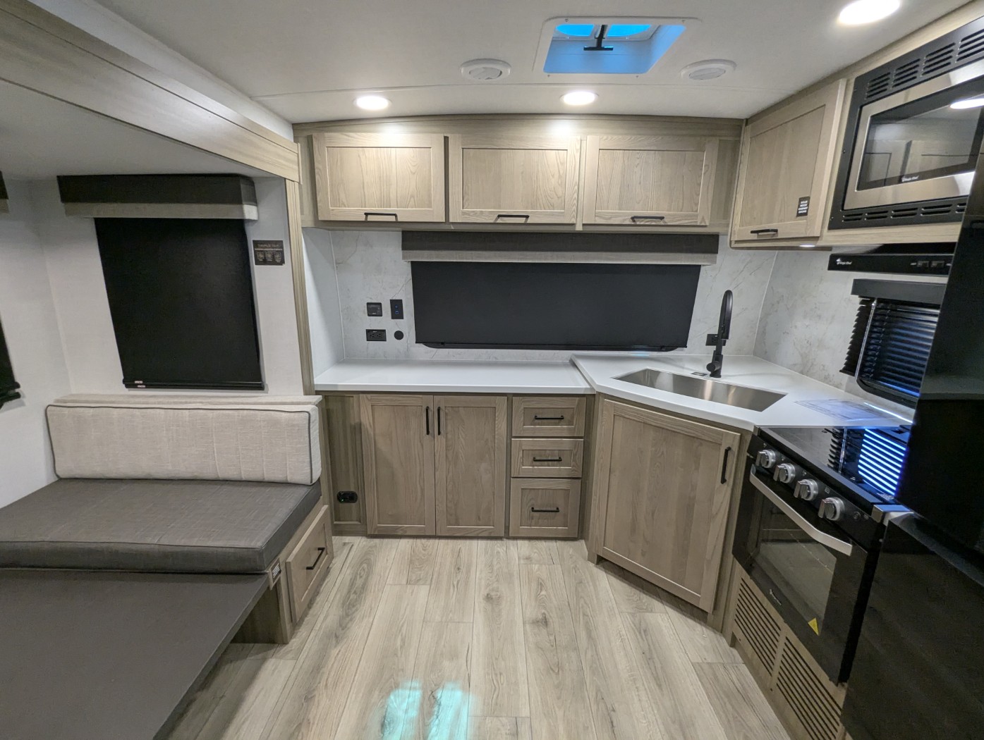 2027 Forest River Rockwood Ultra Lite 2608BS - Image 13