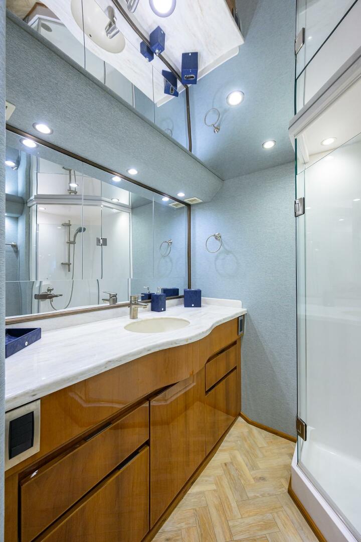 2014 Viking 76 Enclosed Bridge - Image 28