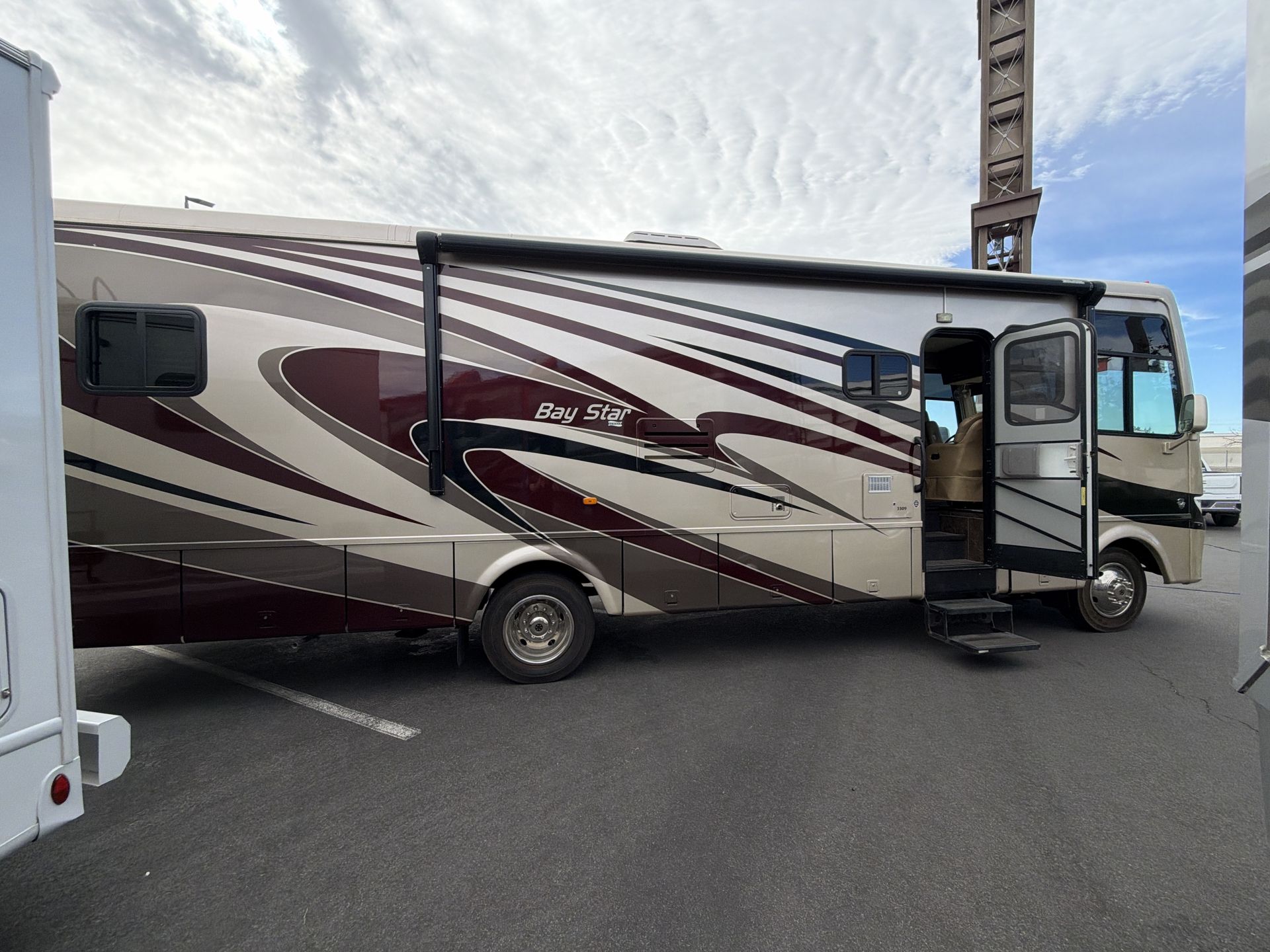 2014 Newmar Bay Star 3309 - Image 23