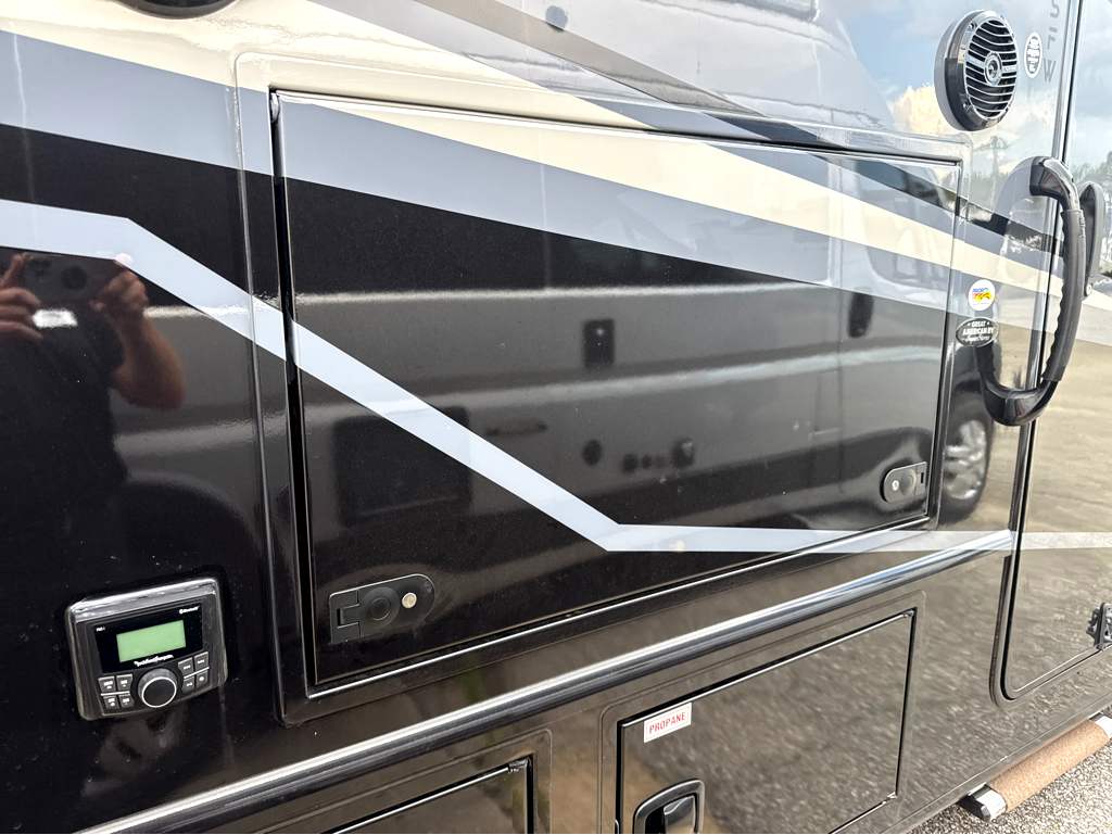 2025 Grand Design Lineage Series M 25FW - Image 8