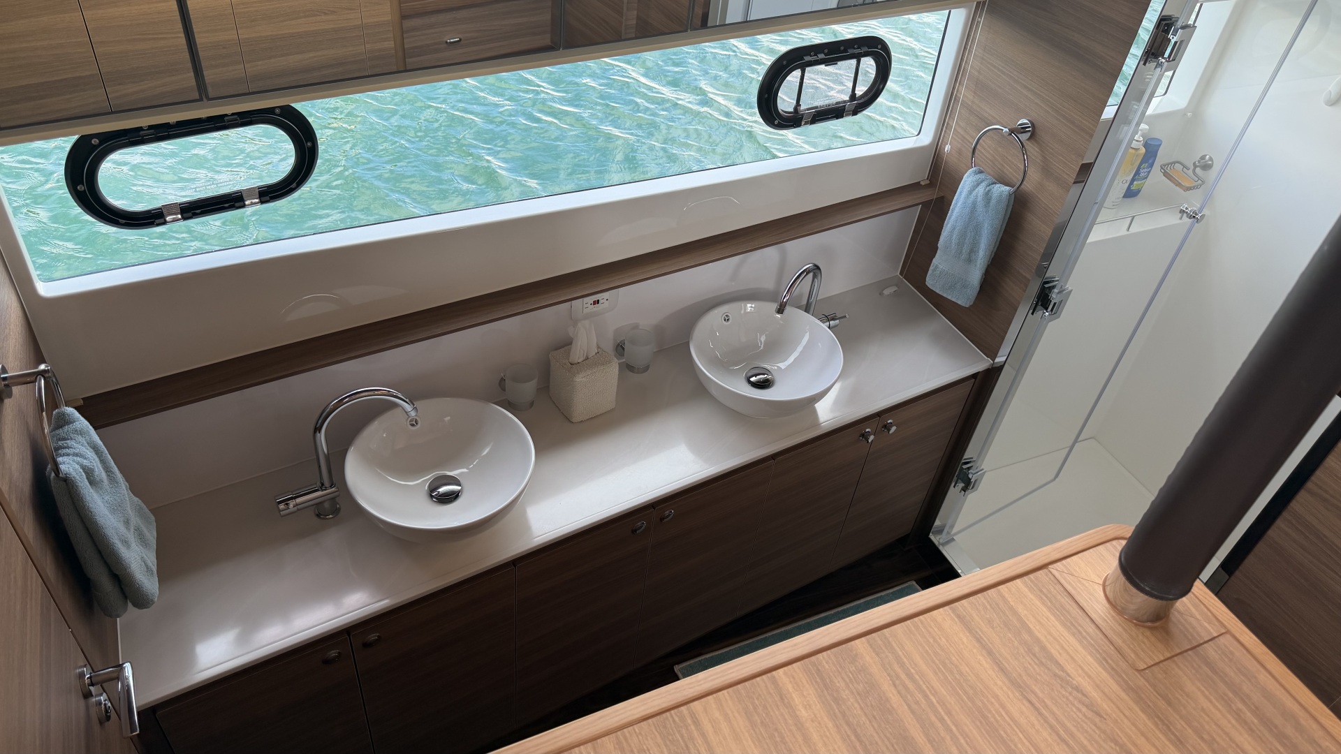 2025 Aquila 54 ENCLOSED BRIDGE - Image 89