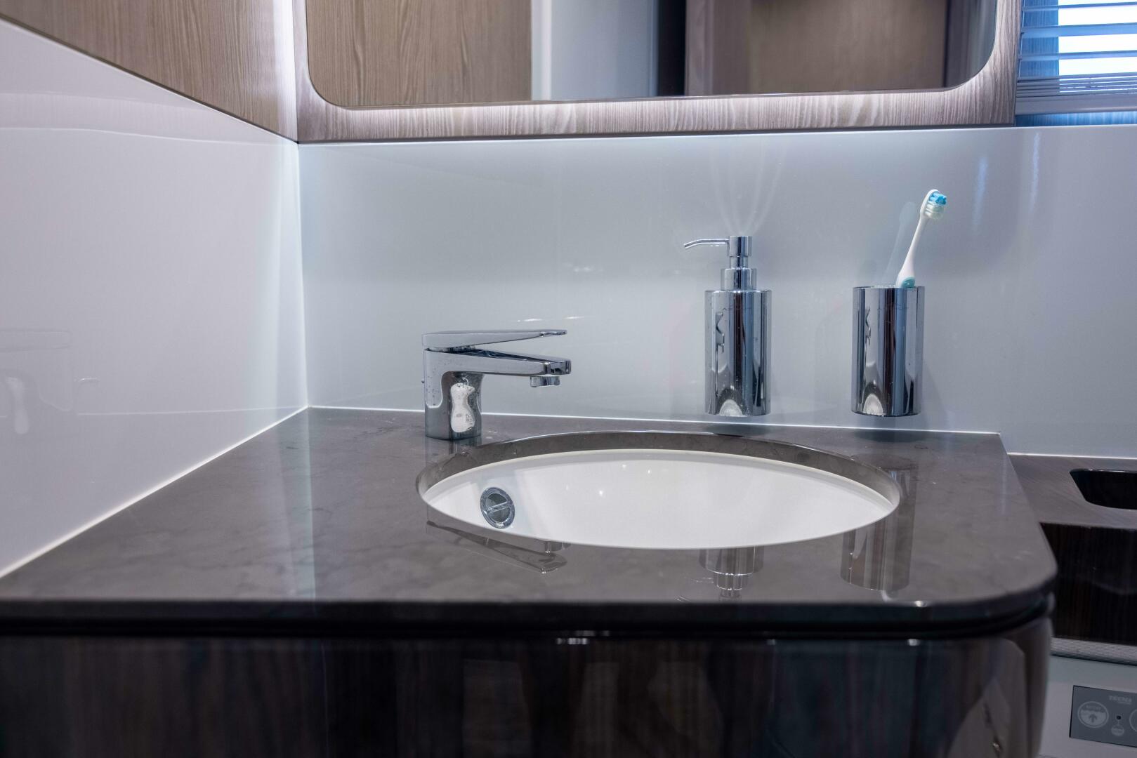 2019 Azimut S7 - Image 40