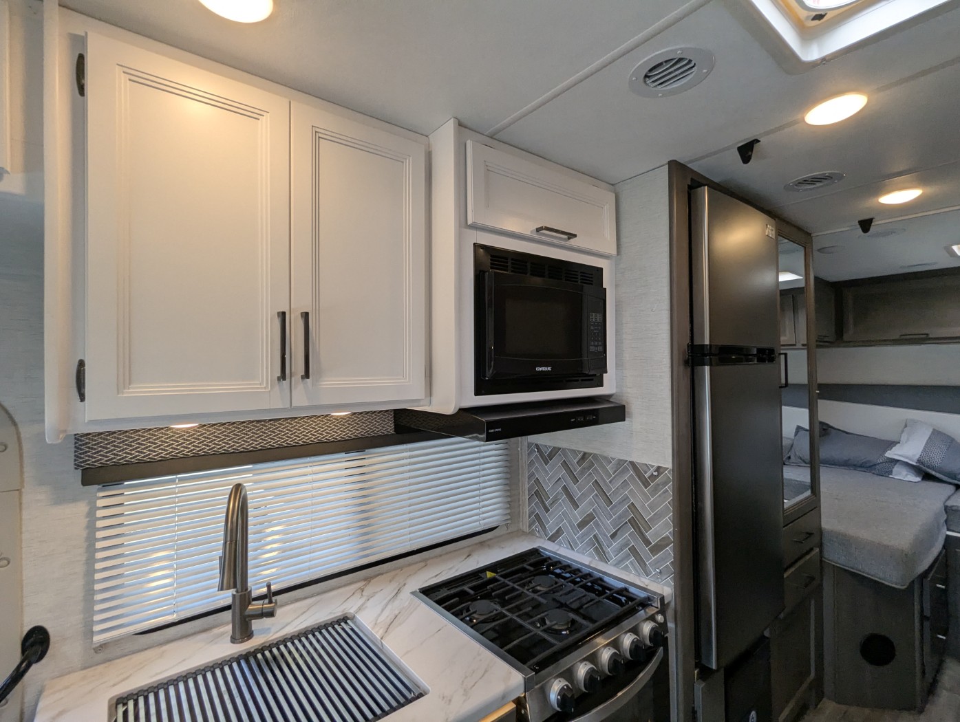 2025 Thor Motor Coach Four Winds 25V - Image 15